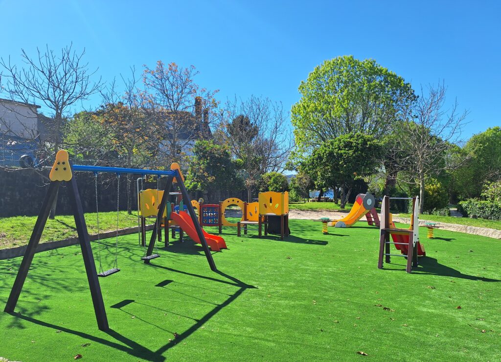 El ANPA del SEI San Narciso reforma uno de los parques del colegio gracias al Plan Social de Ence