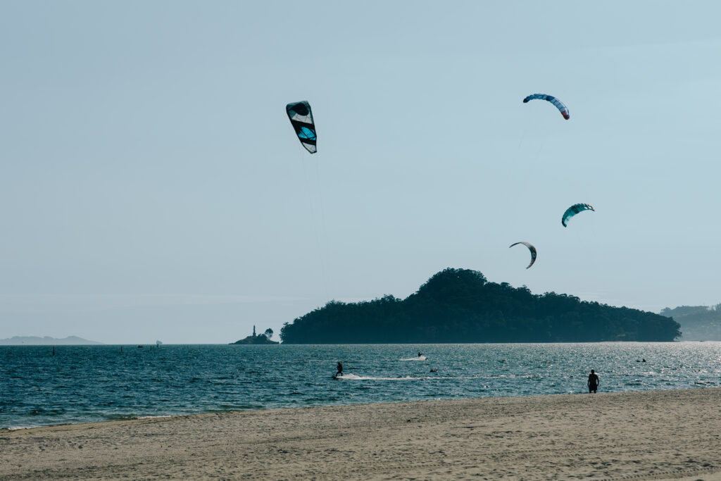 Kitesurf con propósito: el deporte que cambia vidas en las Rías Baixas